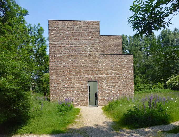 Der Turm auf der Insel Hombroich